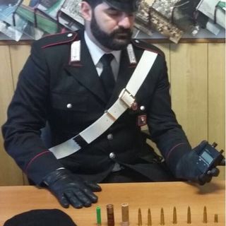 Passamontagna, proiettili e un rilevatore di microspie trovati a casa di un detenuto ai domiciliari
