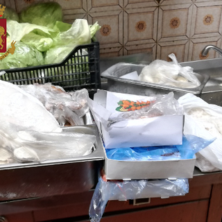 Cibi mal conservati e igiene a rischio: la polizia chiude un ristorante di proprietà cinese Cibi mal conservati e igiene a rischio: la polizia chiude un ristorante di proprietà cinese