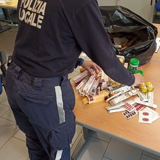 Porta Palazzo, i vigili sanzionano e denunciano una donna per commercio abusivo di farmaci