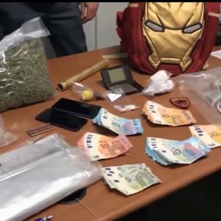 Pusher arrestato a Torino: la polizia trova il domicilio e la droga grazie a un'App del telefonino