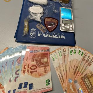 Circa 150 grammi di droga e soldi sequestrati