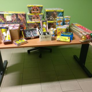 Settimo, vendevano botti senza licenza: sequestrati 270 chili di fuochi d'artificio