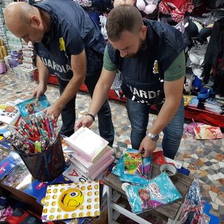 Il magazzino di articoli di cancelleria pericolosi finisce dietro la lavagna: tolti dal mercato un milione di prodotti