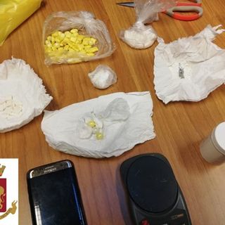 Ricercato trovato in casa con 100 grammi di cocaina pronta per lo smercio
