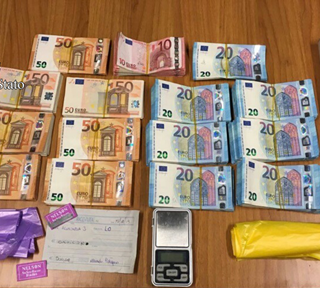 Spaccia droga all'interno del centro scommesse: arrestato