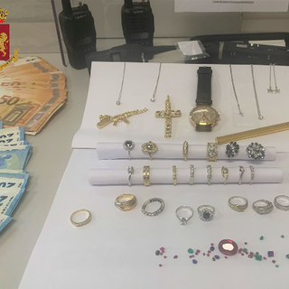 Moncalieri, in casa aveva gioielli e preziosi: arrestato un 33enne. Potrebbero essere frutto di furti in appartamento e truffe agli anziani