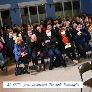 persone su un palco per un evento