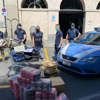 Consegnati al Sermig caffè e abbigliamento sequestrati: il gesto di solidarietà del Commissariato Dora Vanchiglia