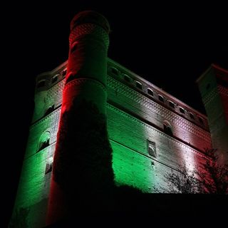 Come il castello, a Serralunga d'Alba la vendemmia diventa tricolore