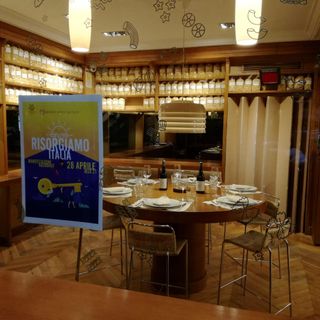 Serrande alzate e luci accesi nei bar e ristoranti: questa sera flash mob di protesta a Torino (FOTO e VIDEO)