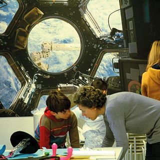 Un occhio al cielo e l'altro dentro il microscopio: fino a luglio la scienza invade Mirafiori Sud