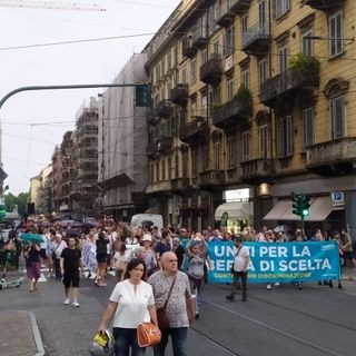 persone che sfilano per protesta