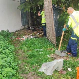 Abusivi si accampano con le tende in un giardino di via Cigna: sgomberati dopo le denunce dei residenti