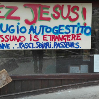Sgombero a Claviere, gli attivisti interrompono la messa a Susa: &quot;La colpa è del vescovo&quot;
