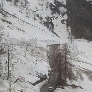 Al Colle delle Finestre dieci slavine rallentano i lavori per la riapertura della strada provinciale 172 in vista del Giro d’Italia