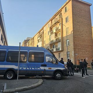 Sgombero in corso nel palazzo occupato di via Aosta, casa di disperati [VIDEO E FOTO]