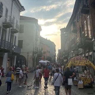 Con la primavera a Chivasso torna “Shopping ed aperitivo in musica”,