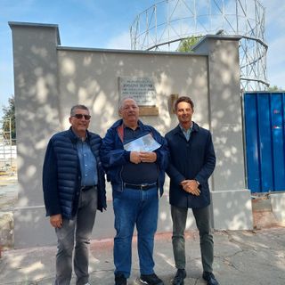 Lavori di manutenzione alla lapide in memoria del maresciallo Berardi: la targa resta al suo posto