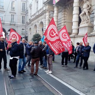 &quot;Vergogna, vergogna&quot;: una sessantina di dipendenti Gtt manifestano sotto il comune di Torino