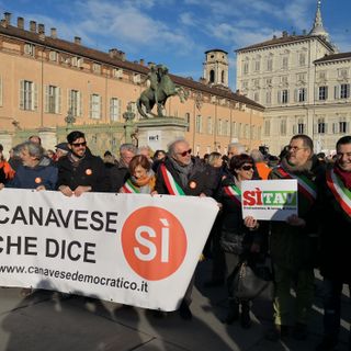 I sindaci sì Tav a Torino: &quot;Qui con la fascia perché rappresentiamo le comunità che ci hanno eletto&quot;