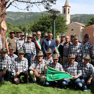Nella foto Demichelis e Ghione sono assieme al sindaco di Vendone Pietro Revetria e con il Gruppo Alpini della cittadina (fFoto Silvio Fasano)