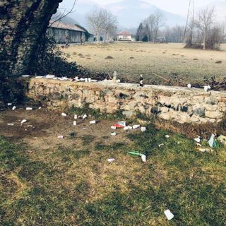 Il sindaco di Cuorgnè ripulisce i rifiuti di una festa: "Educazione è chiedere troppo?