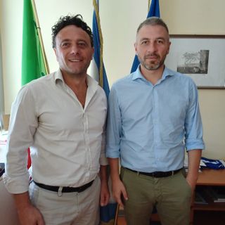 due persone in piedi insieme