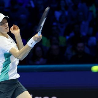 Jannik Sinner che gioca