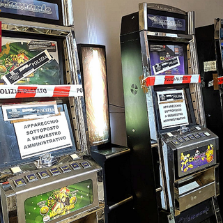 I vigili urbani sequestrano slot illegali o troppo vicine a luoghi sensibili