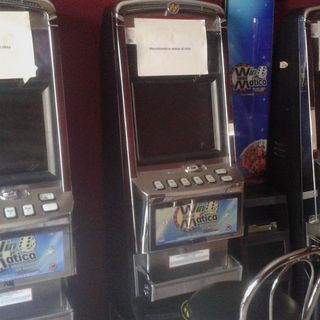 La Polizia Municipale sequestra slot e bigiotteria