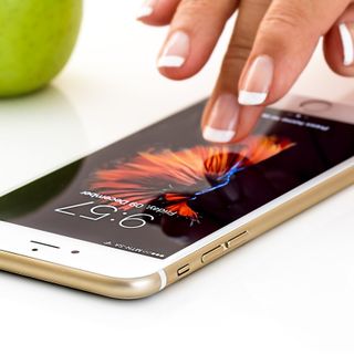 cellulare con mano