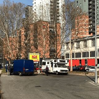 Da via Reiss Romoli al parcheggio dello Snos: i nomadi sgomberati si sono solo spostati?