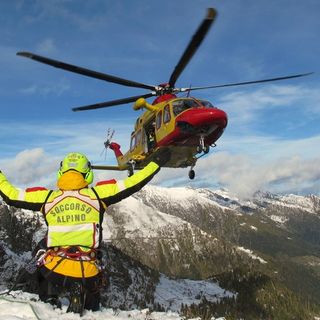 Val di Susa, finisce sotto una cascata: escursionista salvato dal soccorso alpino