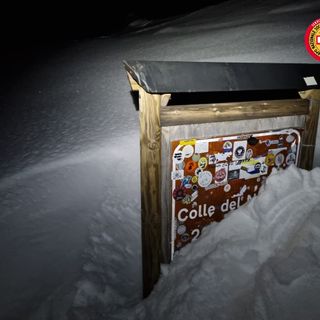 soccorso alpino in azione nella neve