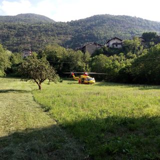 Anziano precipita da un muro a Bussoleno e si rompe la testa: soccorso in eliambulanza