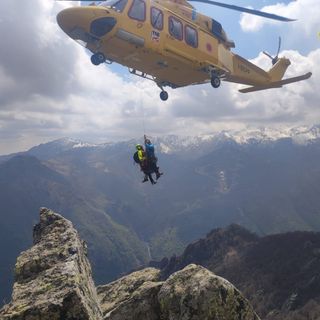 Scalatore precipita durante la salita: soccorso con l'elicottero