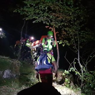 Cercatore di funghi scivolato lungo un pendio ripido portato in salvo dal Soccorso Alpino