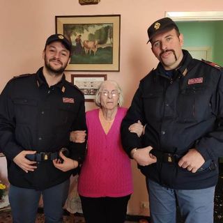 In strada da sola e confusa, a chilometri da casa: anziana disorientata ritrovata dalla polizia In strada da sola e confusa, a chilometri da casa: anziana disorientata ritrovata dalla polizia