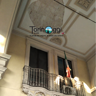 Attimi di paura in via Sacchi: crolla un pezzo di intonaco sotto i portici [FOTO]