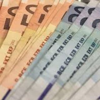 Viene assunto come aiuto cuoco, ma ruba tutti i soldi al suo primo giorno di lavoro
