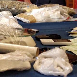 Droga, un 37enne nascondeva in casa oltre un chilo e mezzo tra cocaina e oppio