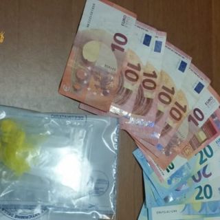 Torino: nasconde le dosi di crack nella della luce di cortesia della sua auto