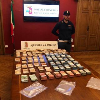 Maxi-sequestro di denaro da parte della polizia: oltre 420mila euro in contanti (VIDEO)
