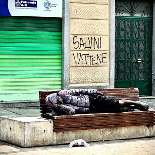 Barriera di Milano assediata dai pusher: “Droga, tossici e risse: situazione fuori controllo”