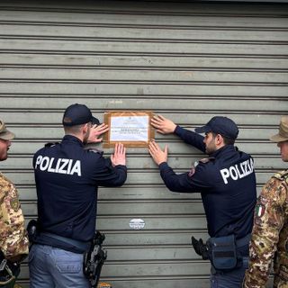 Spacciatori usavano il minimarket come punto di ritrovo per i clienti: negozio chiuso per un mese