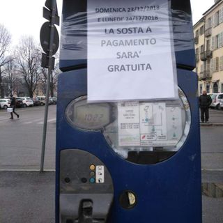 Pinerolo, sosta gratuita domenica 23 e lunedì 24: lo dice un avviso appiccicato sul parcometro Pinerolo, sosta gratuita domenica 23 e lunedì 24: lo dice un avviso appiccicato sul parcometro
