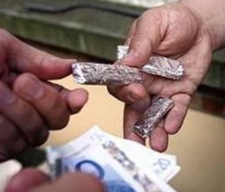 Non ottempera all’ordine di lasciare l’Italia e continua a spacciare: 41enne gabonese arrestato