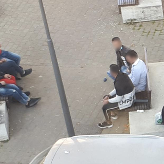 Largo Giulio Cesare, spaccio 24 ore al giorno: “Il bivacco dei pusher continua anche in emergenza sanitaria”