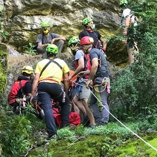 Primo addestramento post Covid-19 per gli speleologi del Soccorso Alpino: a Roaschia prove di salvataggio tra mascherine e distanziamento