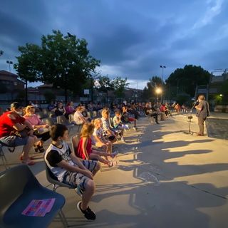 persone che partecipano a una serata all'aperto di spettacoli